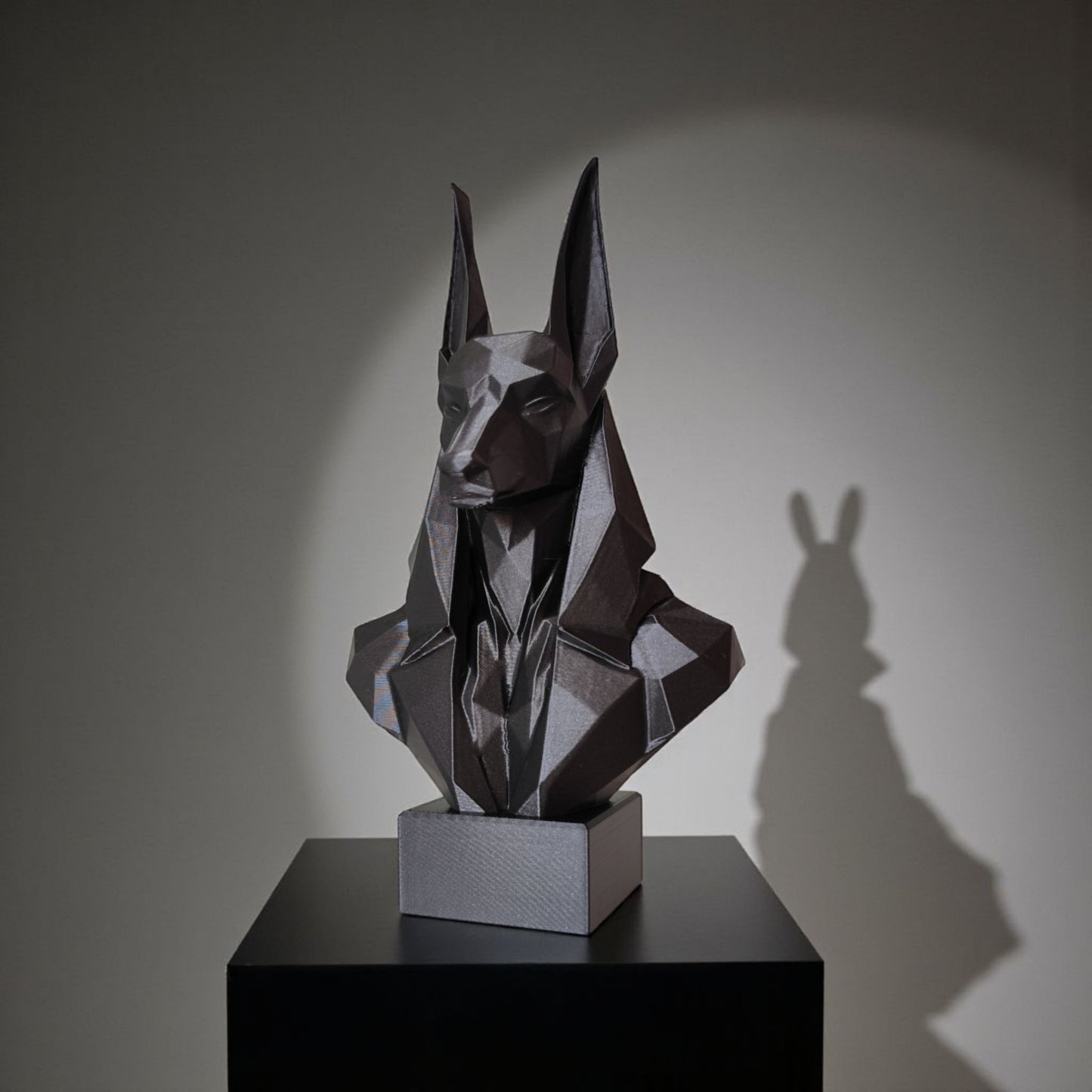 Low Poly Anubis Büste – Moderne ägyptische Skulptur im polygonalen Design