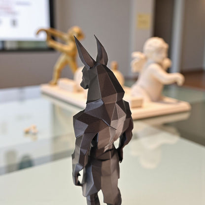 Low Poly Anubis Statue – Großformatige 3D-gedruckte Skulptur im ägyptischen Polygon-Design