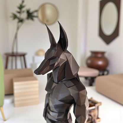 Low Poly Anubis Statue – Großformatige 3D-gedruckte Skulptur im ägyptischen Polygon-Design
