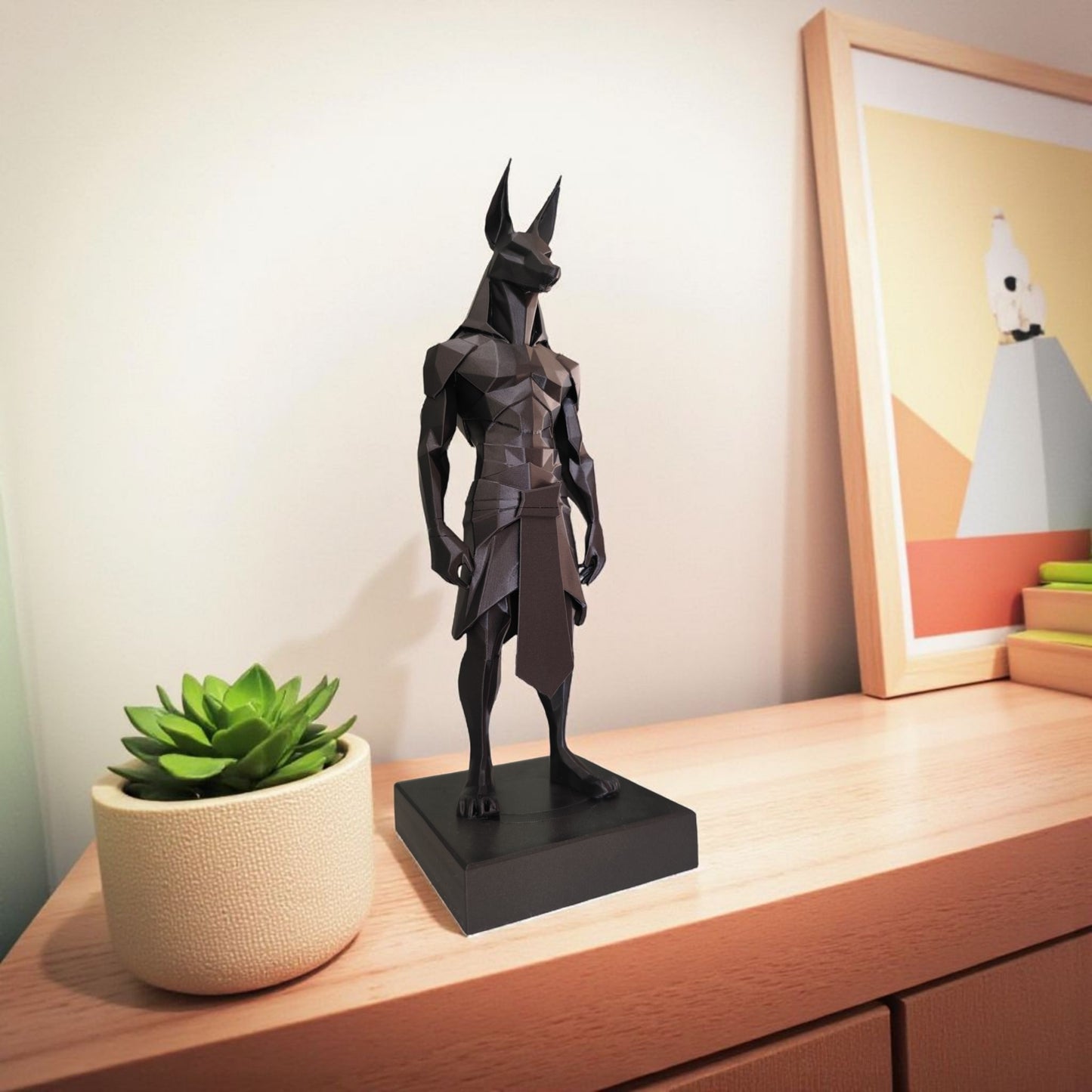 Low Poly Anubis Statue – Großformatige 3D-gedruckte Skulptur im ägyptischen Polygon-Design