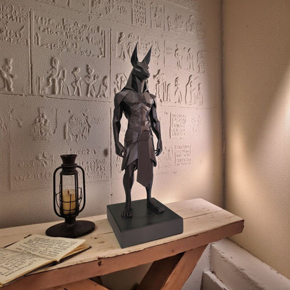 Low Poly Anubis Statue – Großformatige 3D-gedruckte Skulptur im ägyptischen Polygon-Design