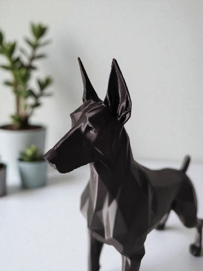 Low Poly Dobermann – 3D-gedruckte Designer-Skulptur im modernen Polygon-Stil