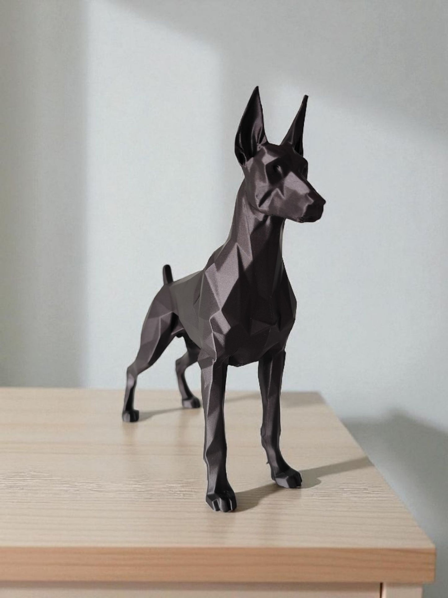 Low Poly Dobermann – 3D-gedruckte Designer-Skulptur im modernen Polygon-Stil