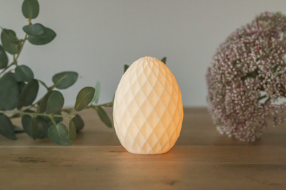 Geometrisches Oster-Licht – Modernes Osterei mit Sechseck- & Rautenmuster