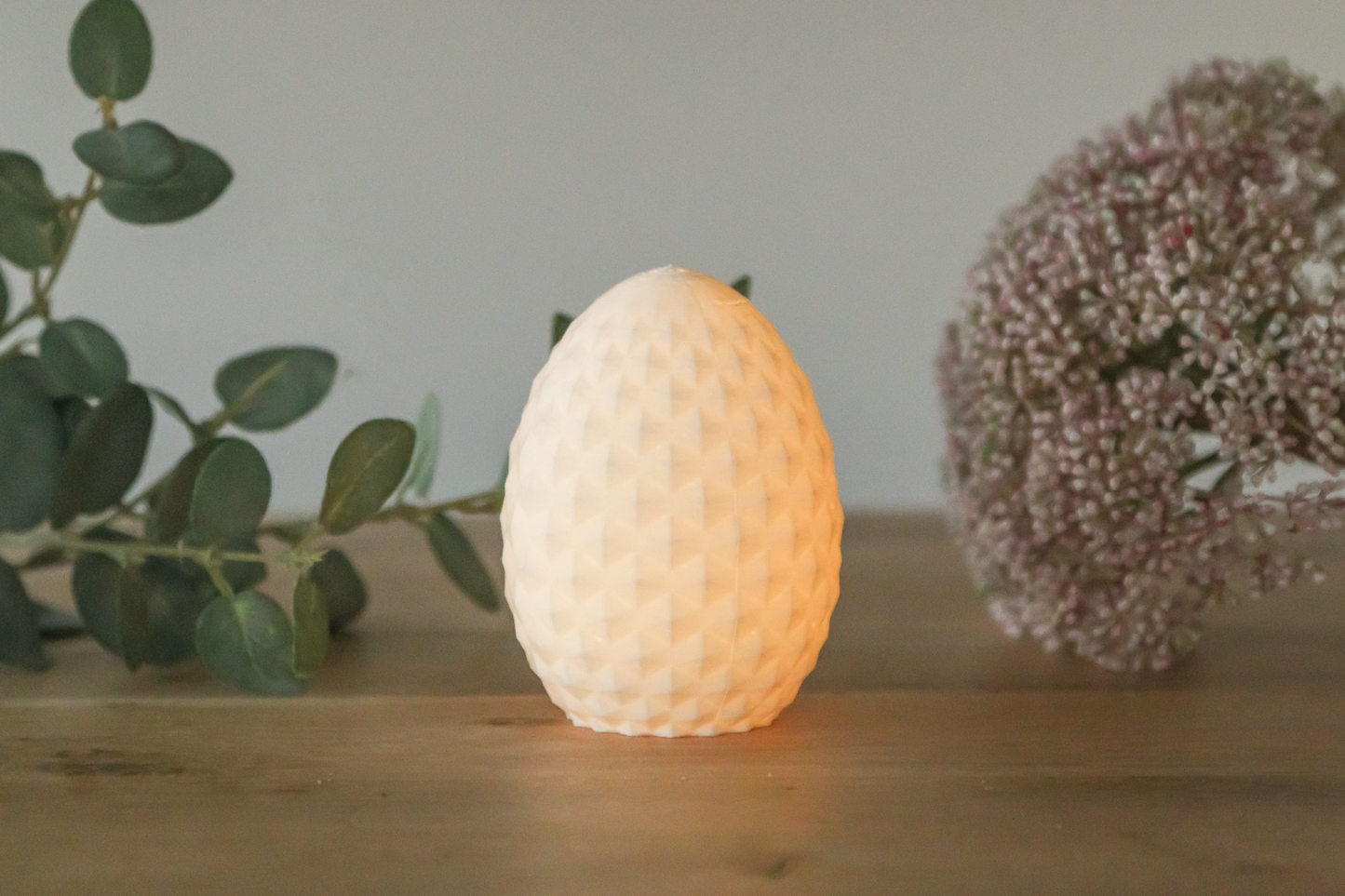 Geometrisches Oster-Licht – Modernes Osterei mit Sechseck- & Rautenmuster