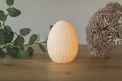Geometrisches Oster-Licht – Modernes Osterei mit Sechseck- & Rautenmuster