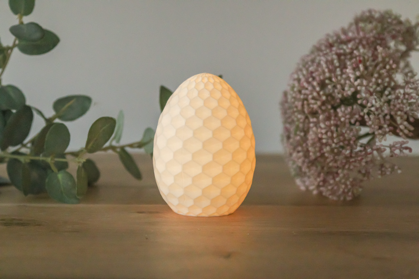 Geometrisches Oster-Licht – Modernes Osterei mit Sechseck- & Rautenmuster