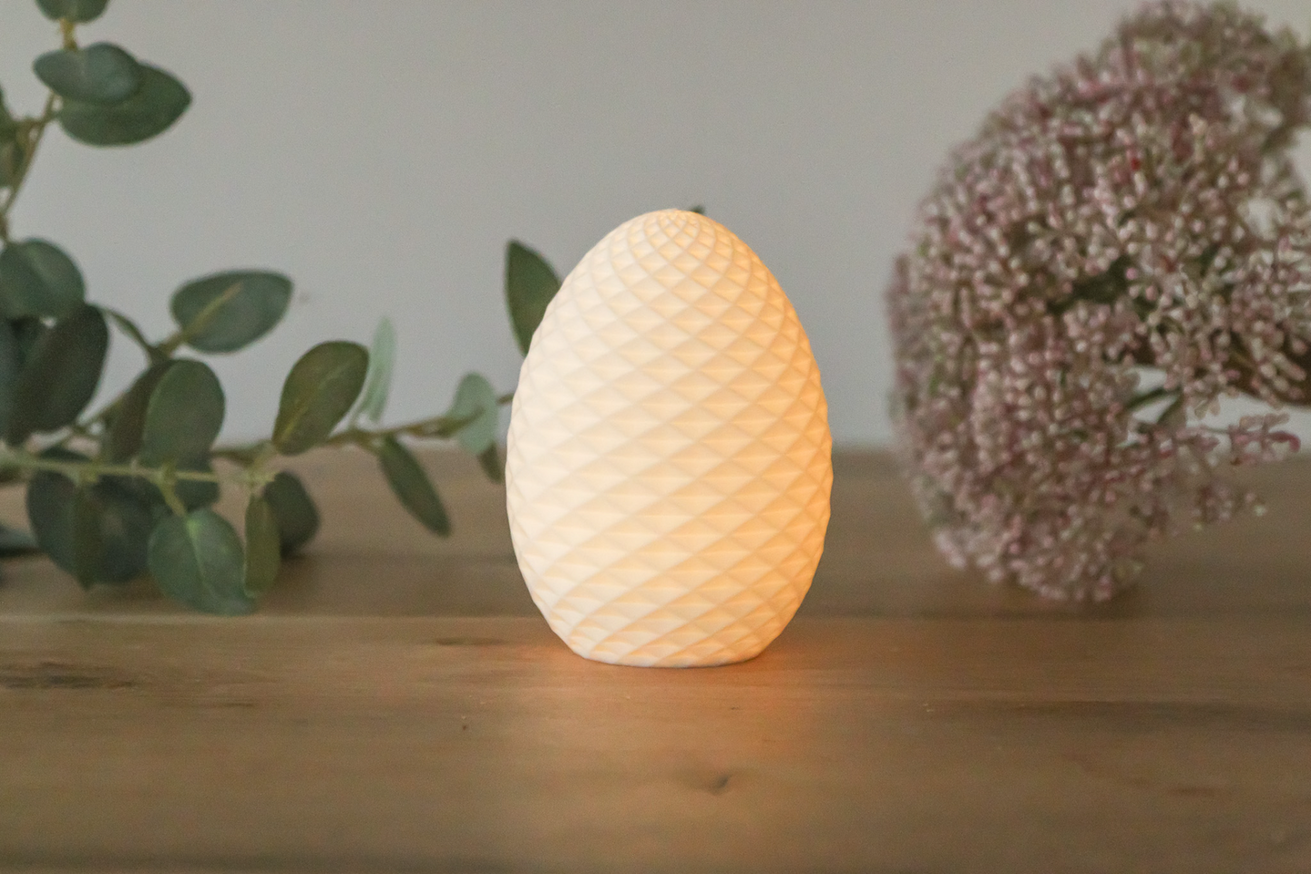 Geometrisches Oster-Licht – Modernes Osterei mit Sechseck- & Rautenmuster