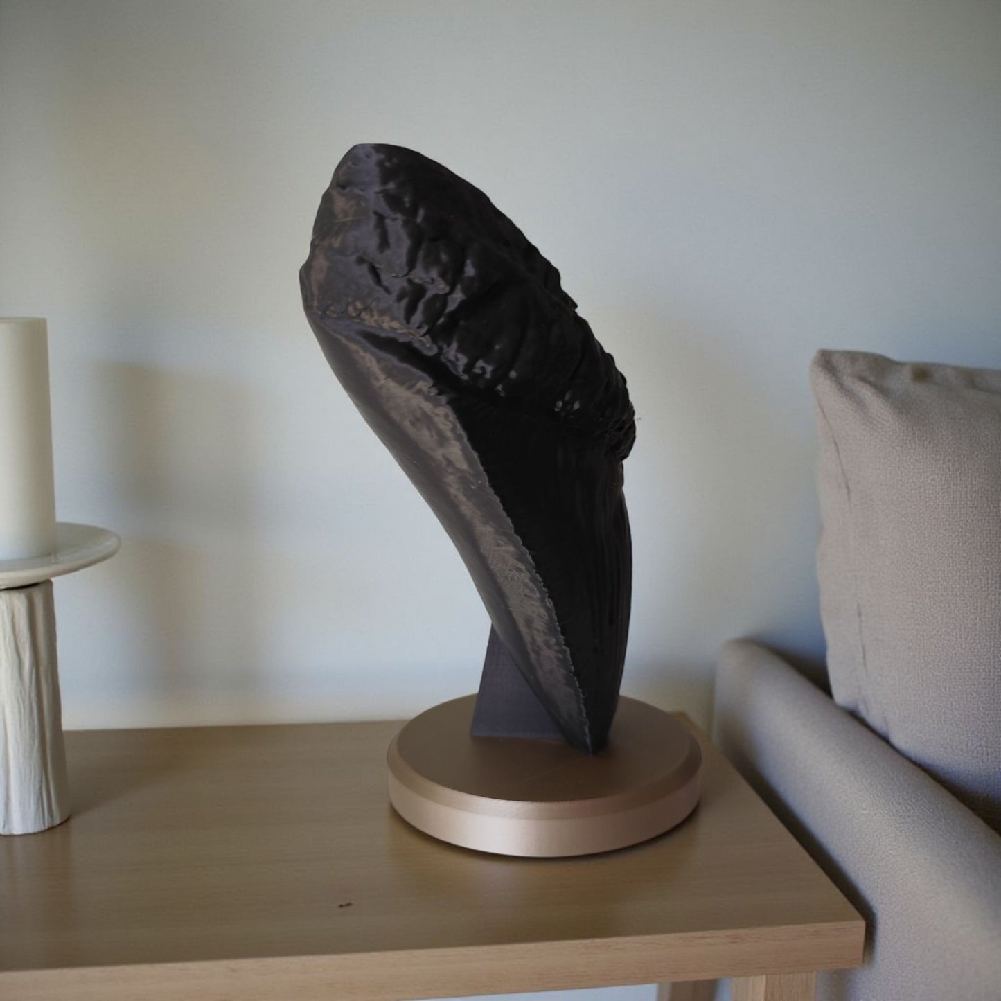Megalodon Tooth Fossil – Realistische Deko-Skulptur auf Standfuß