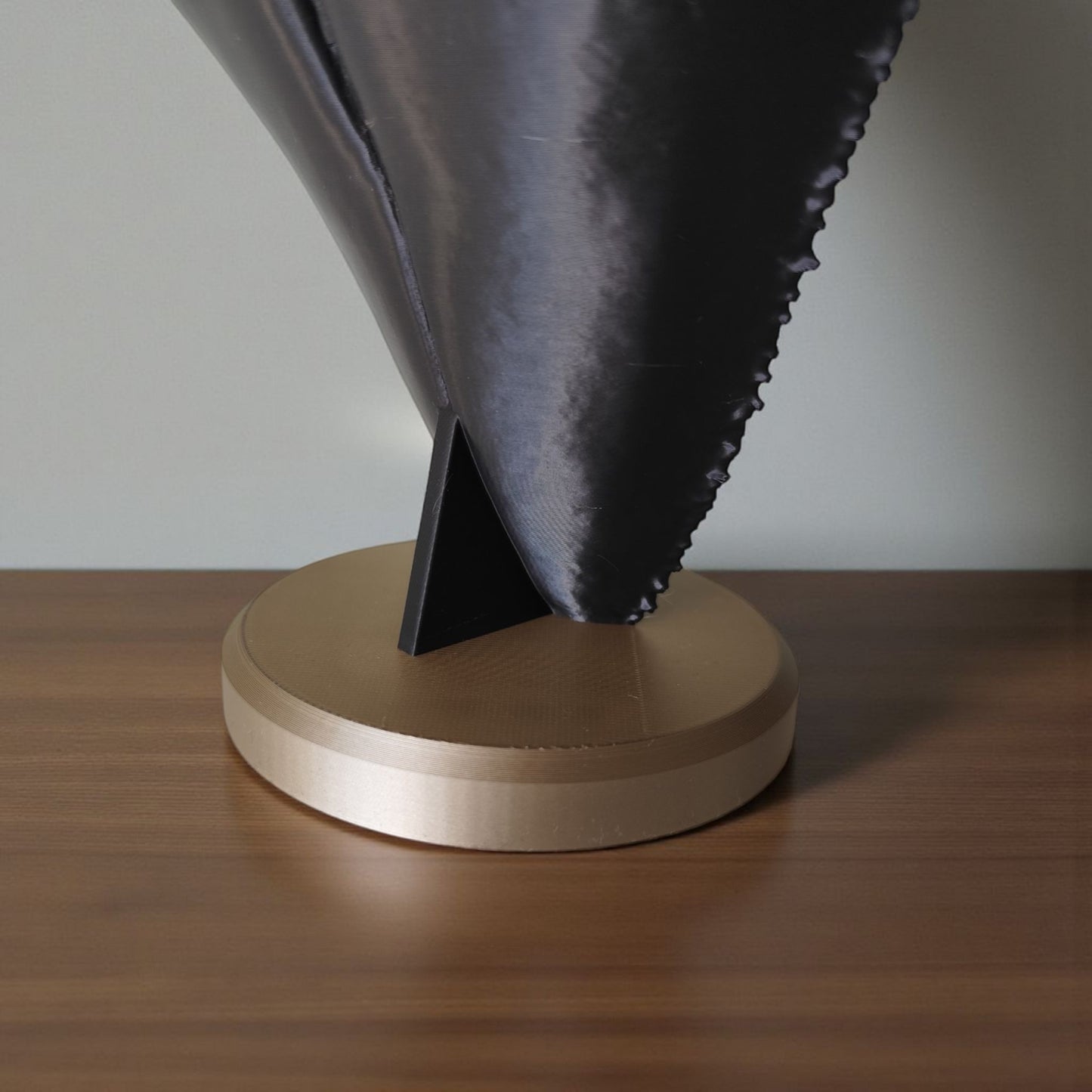 Megalodon Tooth Fossil – Realistische Deko-Skulptur auf Standfuß