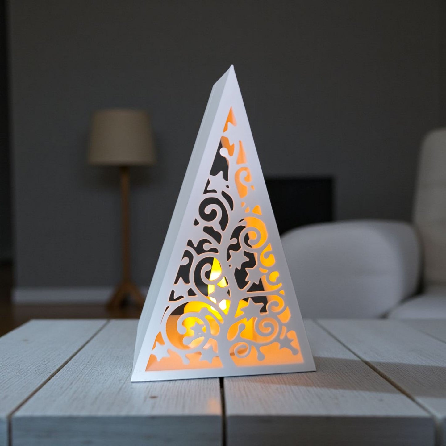 Pyramid Christmas Tree Lantern – Minimalistische Weihnachtslaterne mit LED-Beleuchtung