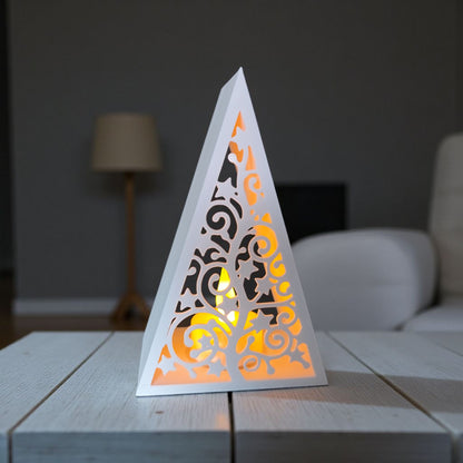 Pyramid Christmas Tree Lantern – Minimalistische Weihnachtslaterne mit LED-Beleuchtung