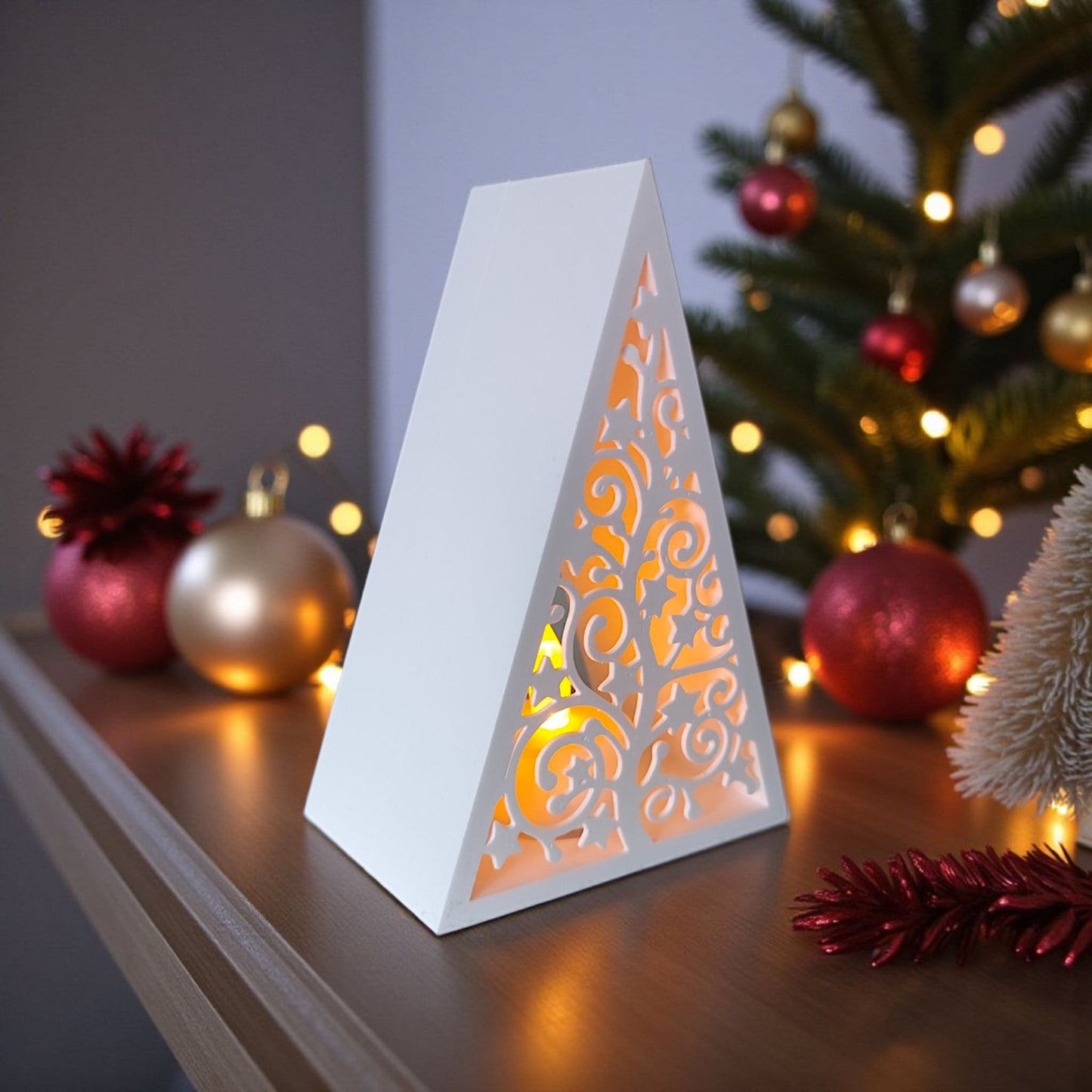 Pyramid Christmas Tree Lantern – Minimalistische Weihnachtslaterne mit LED-Beleuchtung