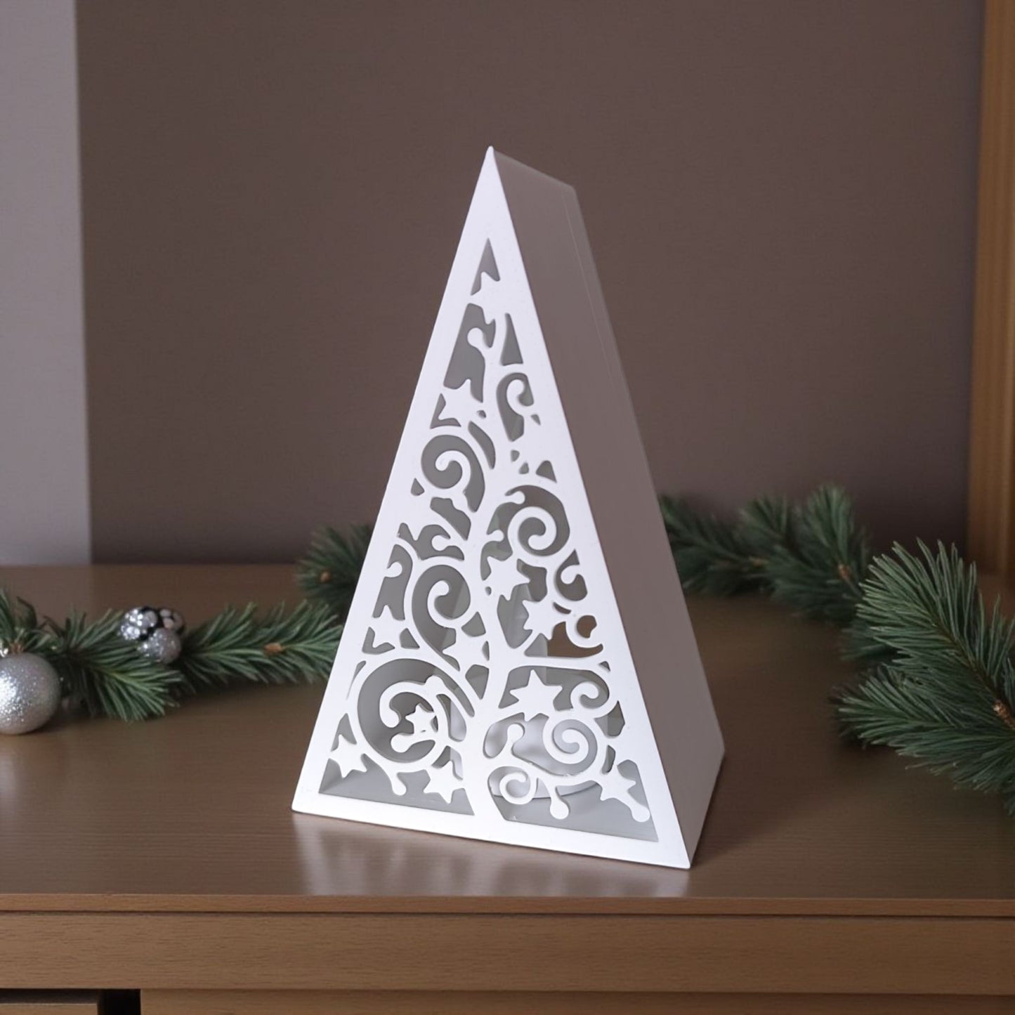 Pyramid Christmas Tree Lantern – Minimalistische Weihnachtslaterne mit LED-Beleuchtung