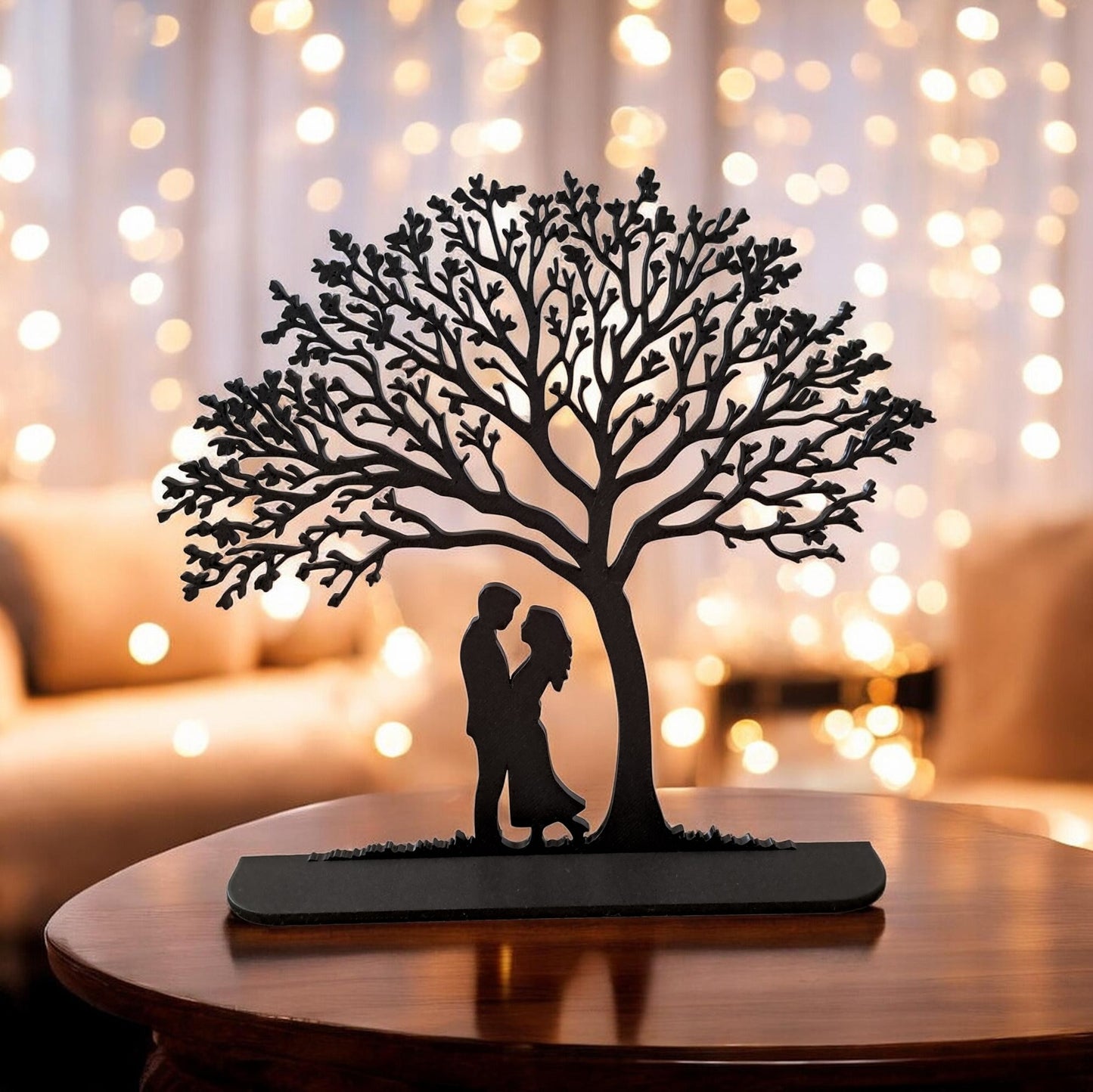Couple Under The Tree – Romantische Silhouetten-Skulptur mit Herz