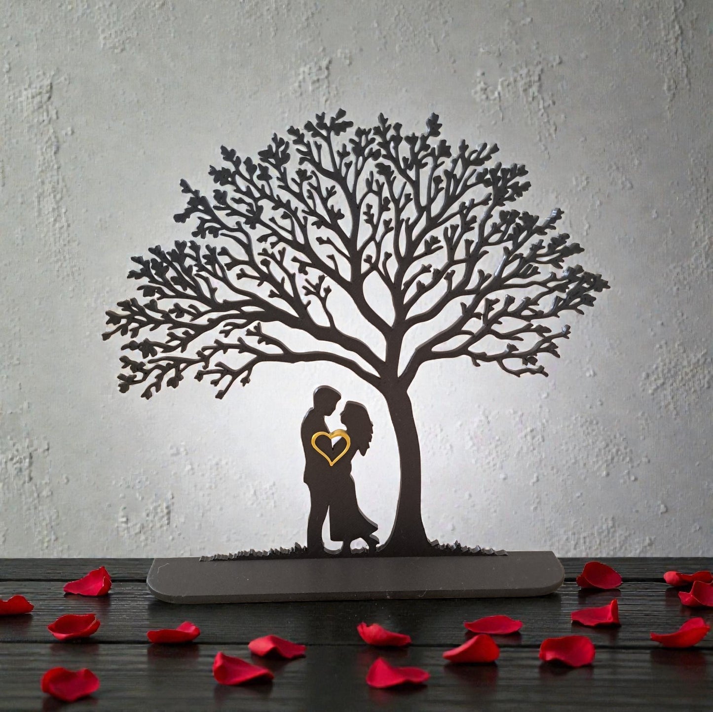Couple Under The Tree – Romantische Silhouetten-Skulptur mit Herz