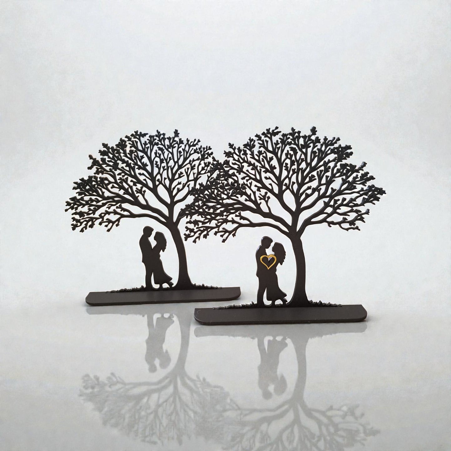 Couple Under The Tree – Romantische Silhouetten-Skulptur mit Herz