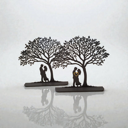 Couple Under The Tree – Romantische Silhouetten-Skulptur mit Herz