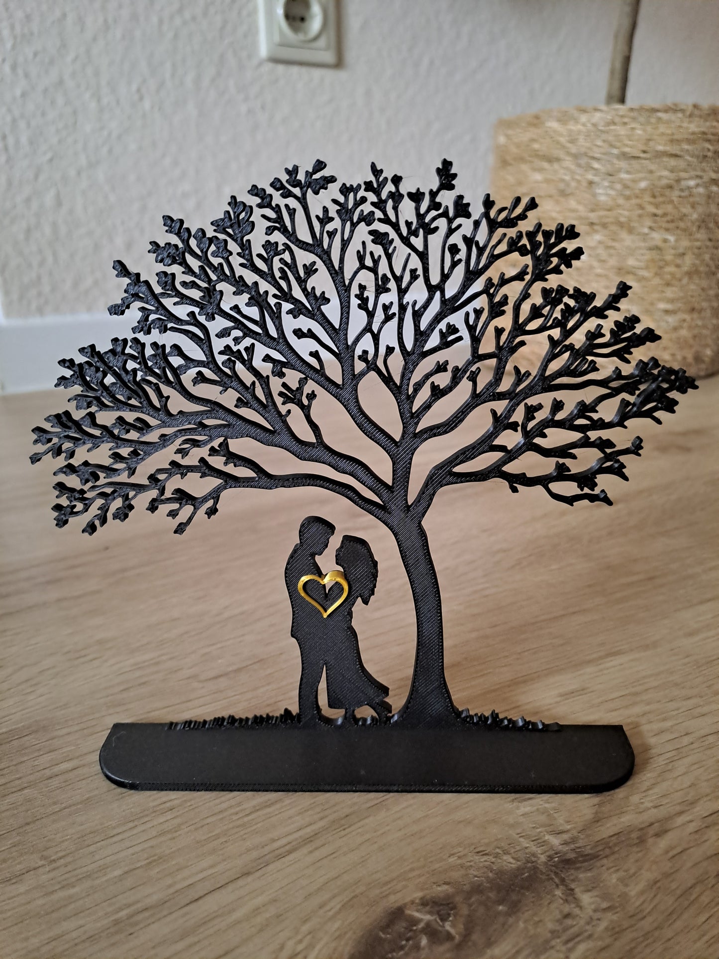 Couple Under The Tree – Romantische Silhouetten-Skulptur mit Herz