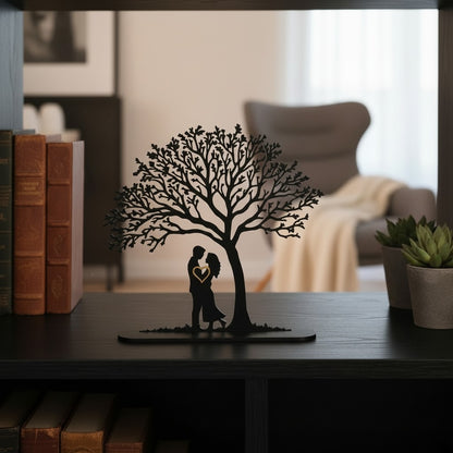 Couple Under The Tree – Romantische Silhouetten-Skulptur mit Herz